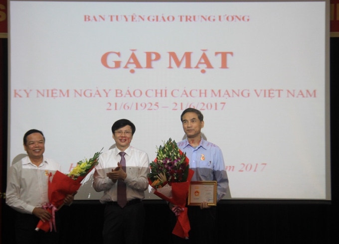 Thay mặt Hội Nhà báo Việt Nam, đ/c Hồ Quang Lợi trao kỷ niệm chương cho đ/c Mai Văn Ninh và đ/c Bùi Thế Đức