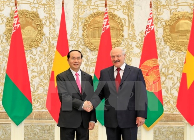 Chủ tịch nước Trần Đại Quang và Tổng thống Belarus Alexander Lukashenko chụp ảnh chung tại lễ đón. (Ảnh: Nhan Sáng/TTXVN)