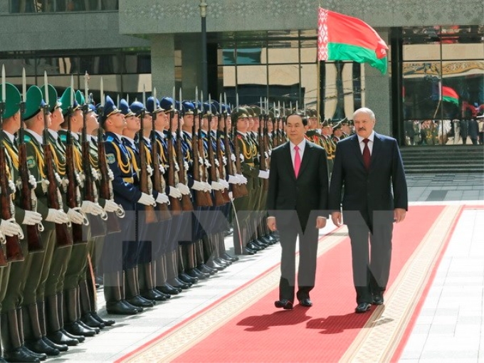 Tổng thống Belarus Alexander Lukashenko và Chủ tịch nước Trần Đại Quang duyệt Đội danh dự. (Ảnh: Nhan Sáng/TTXVN)