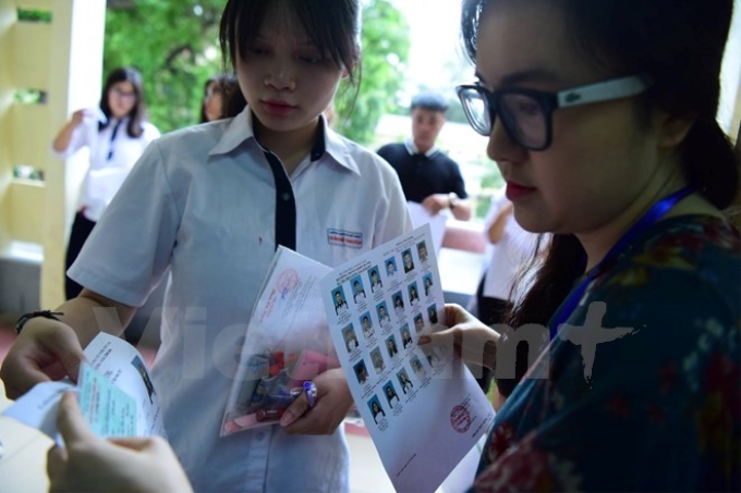 Thí sinh làm thủ tục vào phòng thi. (Ảnh minh họa: Minh Sơn/Vietnam+)