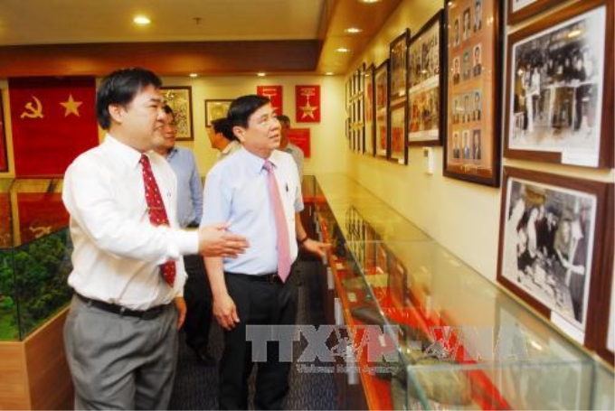 Đồng chí Nguyễn Thành Phong, Phó Bí thư Thành ủy, Chủ tịch UBND thành phố thăm quan phòng truyền thống Thông tấn xã Việt Nam khu vực phía Nam