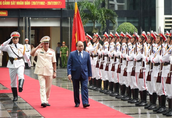 Thủ tướng Chính phủ Nguyễn Xuân Phúc đến dự lễ kỷ niệm 55 năm Ngày Chủ tịch Hồ Chí Minh ký Lệnh công bố Pháp lệnh về lực lượng CSND. Ảnh: VGP/Quang Hiếu