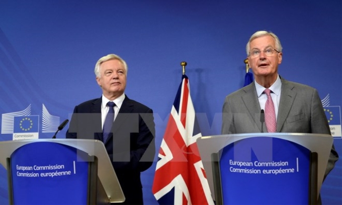 Trưởng đoàn đàm phán Brexit của EU Michel Barnier (phải) và Bộ trưởng phụ trách vấn đề Brexit David Davis (trái) của Anh tại cuộc họp ở Brussels, Bỉ ngày 17/7. (Nguồn: EPA/TTXVN)