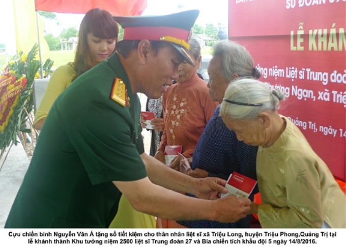 Cựu chiến binh Nguyễn Văn Á tặng sổ tiết kiệm cho thân nhân liệt sĩ xã Triệu Long, huyện Triệu Phong, tỉnh Quảng Trị nhân dịp khánh thành “Khu tưởng niệm 2500 liệt sĩ Trung đoàn 27” và “Bia chiến tích Khẩu đội 5” ngày 14/8/2016