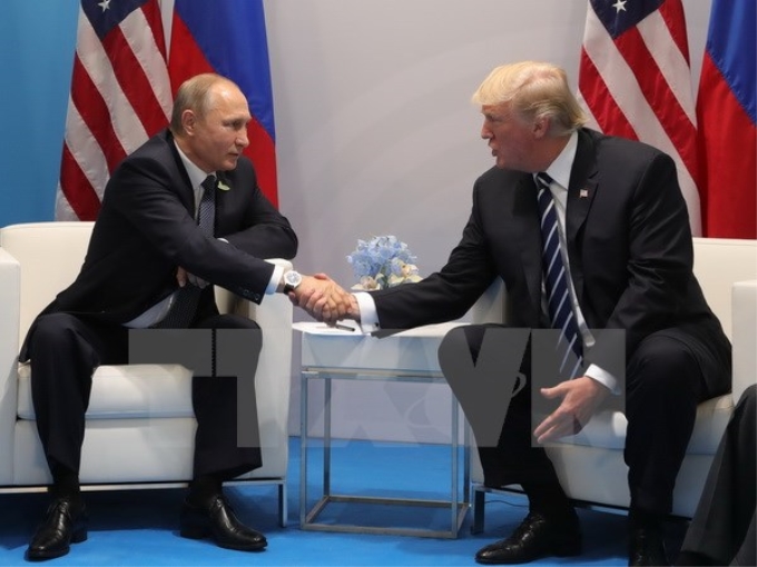 Tổng thống Nga Vladimir Putin và Tổng thống Mỹ Donald Trump trong cuộc gặp đầu tiên. (Ảnh: AFP/TTXVN)