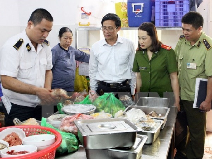 Ảnh minh họa: Cán bộ kiểm tra an toàn thực phẩm tại cơ sở buôn bán thức ăn. (Dương Ngọc/TTXVN)