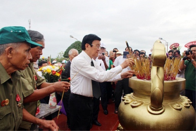 Nguyên Chủ tịch nước Trương Tấn Sang và các đại biểu dâng hương tưởng niệm