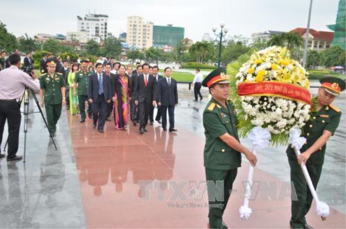 Đại sứ quán Việt Nam, các cơ quan bên cạnh sứ quán, cùng đại diện cộng đồng doanh nghiệp, kiều bào Việt Nam tại Campuchia đến đặt vòng hoa, dâng hương tại Đài hữu nghị Việt Nam - Campuchia ở Phnom Penh. Ảnh: Phan Minh Hưng - P/v TTXVN tại Campuchia