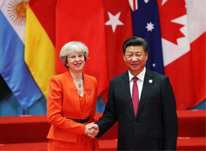 Chủ tịch Trung Quốc Tập Cận Bình (bên phải) và Thủ tướng Anh Theresa May. Nguồn: thesun.co.uk