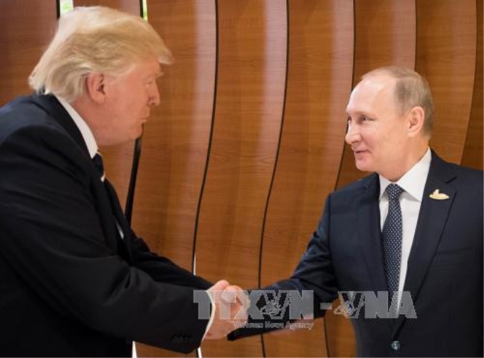 Tổng thống Mỹ Donald J. Trump (trái) gặp Tổng thống Nga Vladimir Putin (phải) bên lề Hội nghị thượng đỉnh G20 tại Hamburg, Đức ngày 7/7. Ảnh: EPA/TTXVN