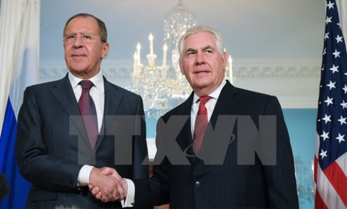 Ngoại trưởng Mỹ Rex Tillerson (phải) và Ngoại trưởng Nga Sergei Lavrov (trái) trong cuộc gặp ở Washington, Mỹ ngày 11/5. (Nguồn: AFP/TTXVN)