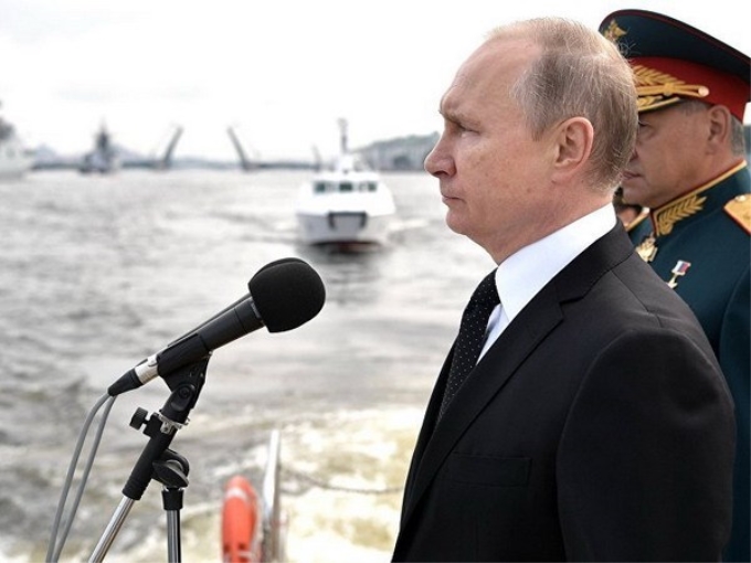 Tổng thống Nga Vladimir Putin thị sát cuộc diễu binh quy mô lớn của lực lượng hải quân Nga. (Nguồn: Sputnik)