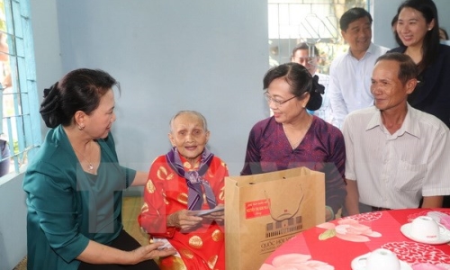 Chủ tịch Quốc hội thăm và tặng quà gia đình chính sách tại TP.Hồ Chí Minh