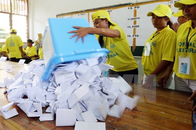 Nhân viên cơ quan bầu cử Timor Leste kiểm phiếu sau bầu cử tại Dili ngày 22/7. (Nguồn: EPA/TTXVN)