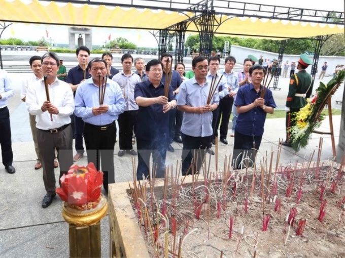 Phó Thủ tướng Chính phủ Trịnh Đình Dũng đến đặt vòng hoa và dâng hương tưởng niệm các Anh hùng Liệt sỹ tại Nghĩa trang Liệt sỹ Quốc gia Đường 9. (Ảnh: TTXVN)