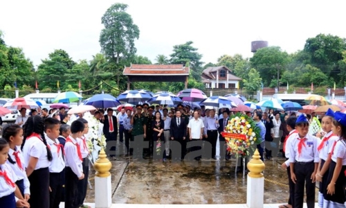 Dâng hương tưởng niệm 70 năm ngày thương binh liệt sỹ tại Lào