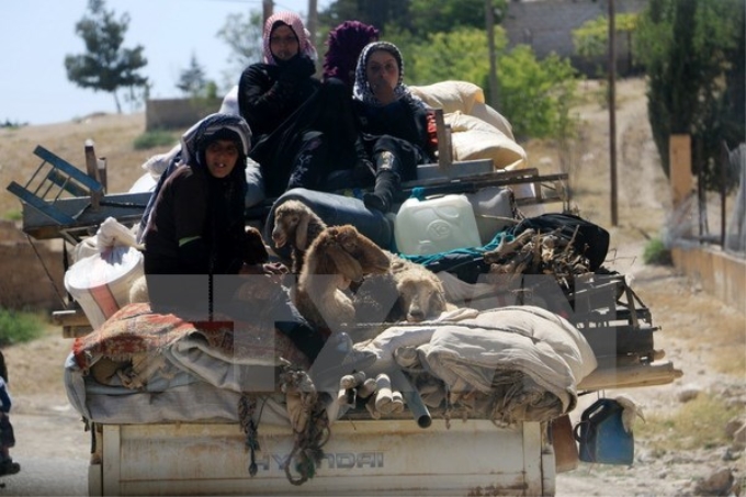 Dân thường Syria chạy khỏi các khu vực IS chiếm đóng tại Raqqa ngày 8/6. (Nguồn: EPA/TTXVN)