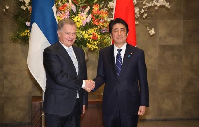 Thủ tướng Nhật Bản Shinzo Abe (phải) và Tổng thống Phần Lan Sauli Niinisto. (Nguồn: presidentti.fi)