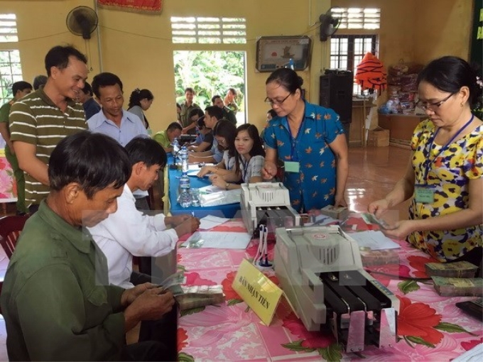 Người dân tỉnh Quảng Trị làm thủ tục nhận tiền đền bù sự cố môi trường biển. (Ảnh minh hoạ: TTXVN)