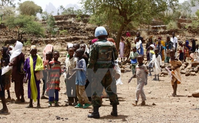 Binh sỹ thuộc phái bộ UNAMID gác tại thị trấn Golo thuộc Jebel Marra, Darfur ngày 19/6. (Nguồn: AFP/TTXVN)