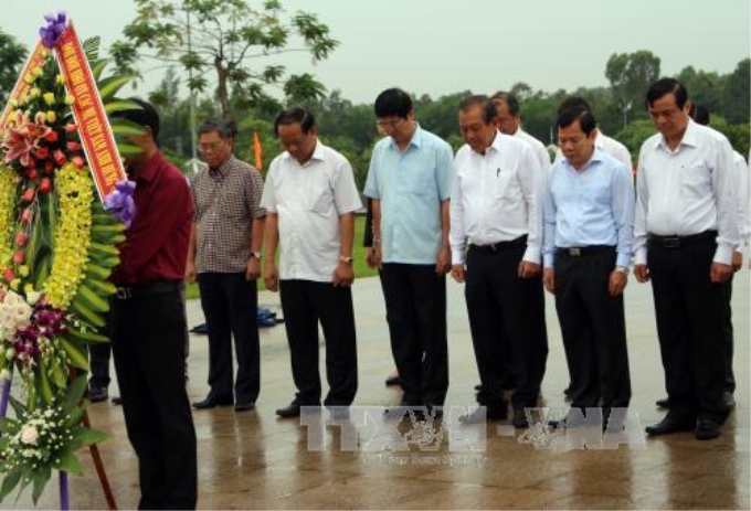 Đồng chí Trương Hòa Bình cùng Đoàn công tác đến dâng hương, dâng hoa tại Tượng đài Mẹ Việt Nam Anh hùng (xã Tam Phú, TP Tam Kỳ, Quảng Nam).