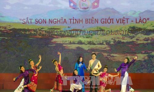 Giao lưu hữu nghị Biên giới Việt Nam - Lào lần thứ nhất năm 2017: Sắt son nghĩa tình biên giới Việt - Lào