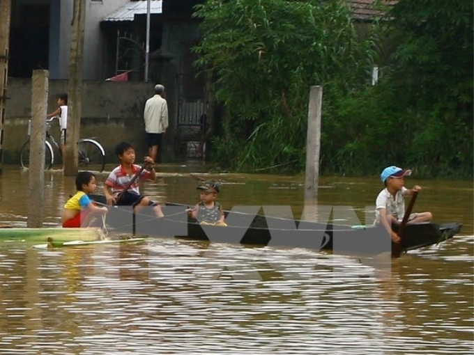 Thiên tai là một trong những nguyên nhân đẩy trẻ em vào đói nghèo. (Ảnh minh họa: TTXVN)