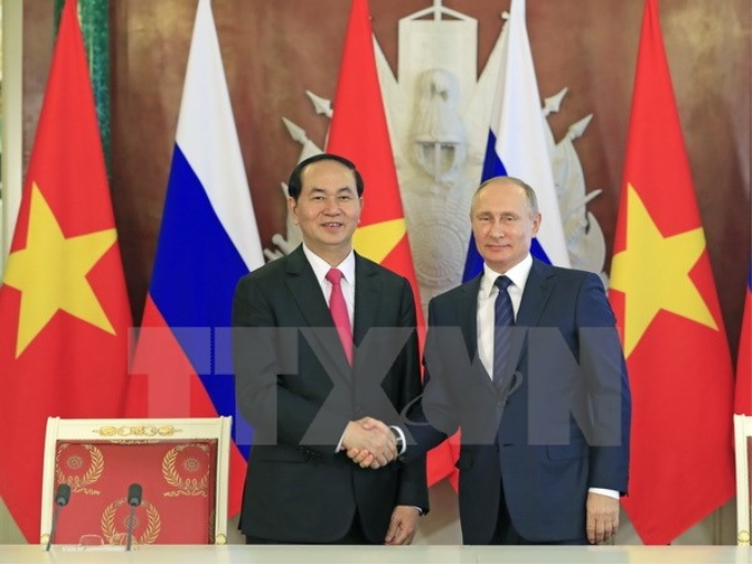 Chủ tịch nước Trần Đại Quang và Tổng thống Liên bang Nga Vladimir Putin bắt tay sau Lễ ký các văn kiện hợp tác giữa hai nước. (Ảnh: Nhan Sáng/TTXVN)