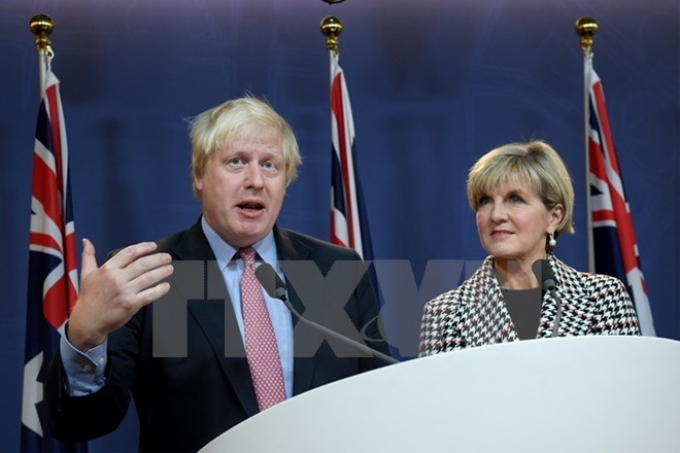 Ngoại trưởng Anh Boris Johnson (trái) và Ngoại trưởng Australia Julie Bishop (phải) tại cuộc họp báo chung trong khuôn khổ Hội nghị AUKMIN ở Sydney ngày 27/7. (Nguồn: EPA/TTXVN)