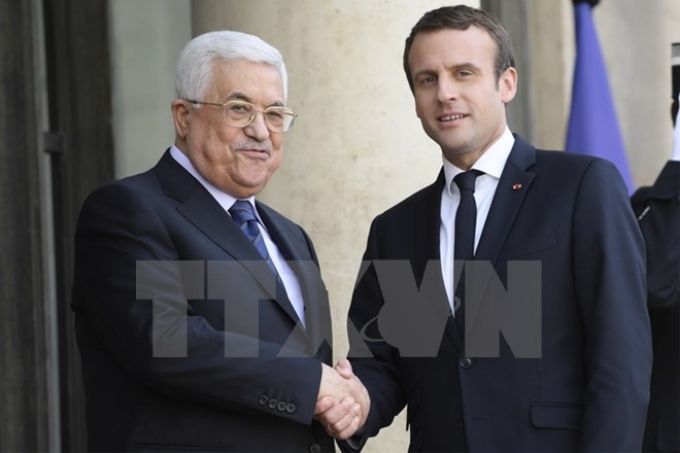 Tổng thống Pháp Emmanuel Macron (phải) tiếp Tổng thống Palestine Mahmoud Abbas (trái) tại điện Elysee. (Nguồn: EPA/TTXVN)