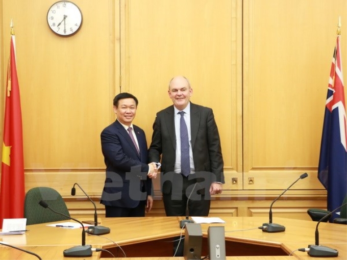 Phó Thủ tướng Vương Đình Huệ và Bộ trưởng Tài chính Steven Joyce tại Nhà Quốc hội New Zealand. (Ảnh: Khánh Linh/Vietnam+)