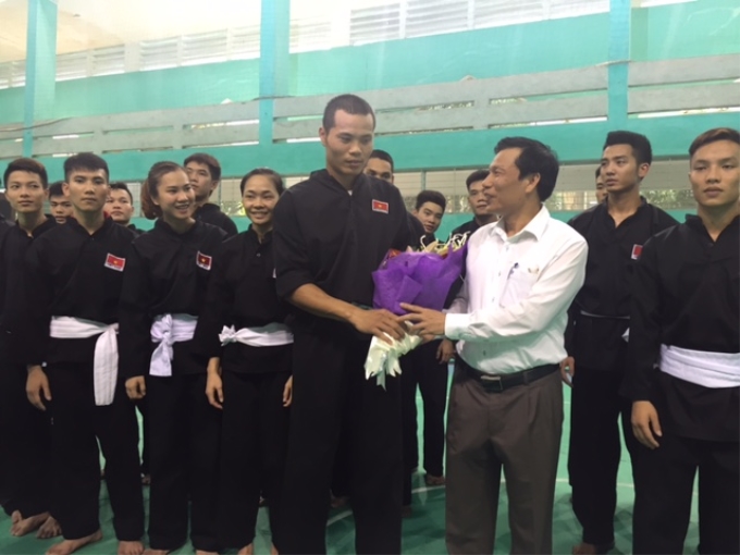 Bộ trưởng Nguyễn Ngọc Thiện tặng hoa cho đội tuyển pencak silat. Ảnh: VGP/Phương Liên