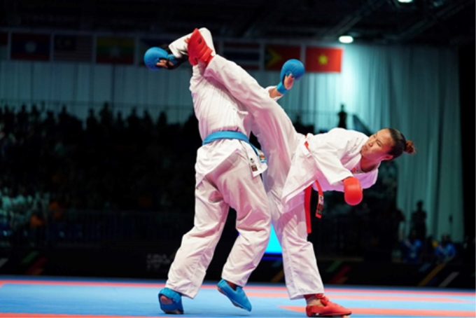 Võ sĩ Hồng Ánh (đai đỏ) giành chiến thắng trong trận chung kết karatedo hạng cân dưới 68 kg nữ. Ảnh: Thanh niên