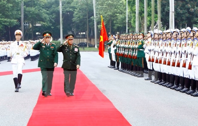 Thượng tướng Lương Cường và Trung tướng Vilay Lakhamphong duyệt đội danh dự Quân đội Nhân dân Việt Nam. (Ảnh: An Đăng/TTXVN)