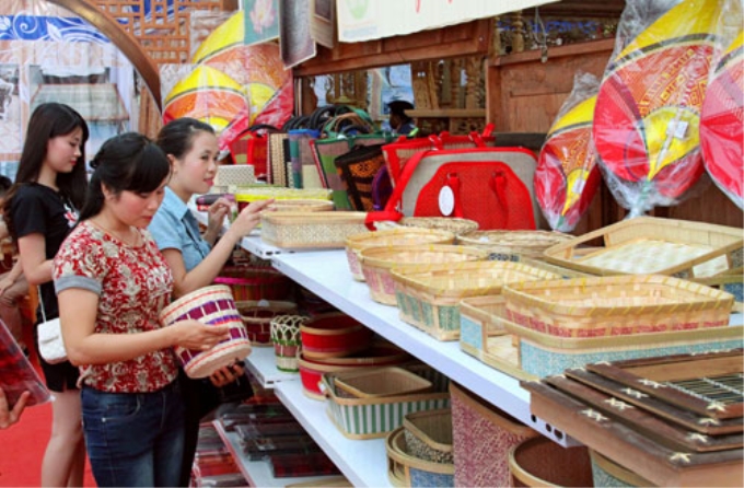 Sản phẩm mây tre đan của xã Hữu Bằng (huyện Thạch Thất) được giới thiệu tại một hội chợ. Ảnh: Thái Hiền