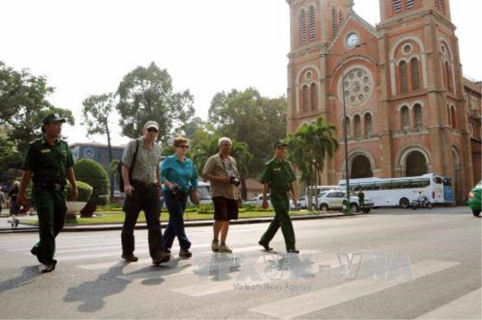 Du khách tham quan khu vực trung tâm TP Hồ Chí Minh. Ảnh: An Hiếu/TTXVN