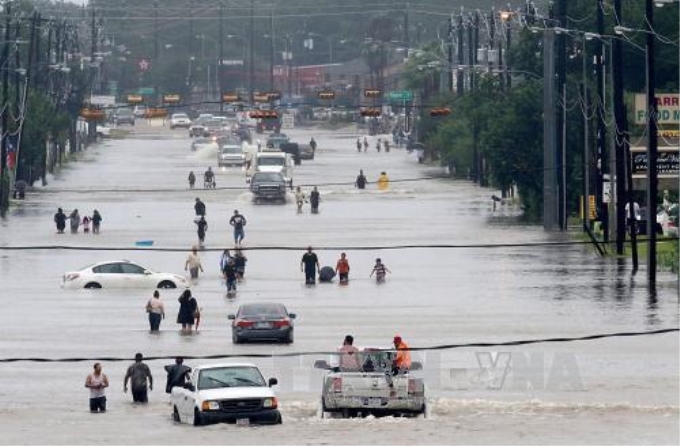 Cảnh ngập lụt do mưa lớn trong bão Harvey ở Houston, bang Texas ngày 27/8. Ảnh: AFP/TTXVN