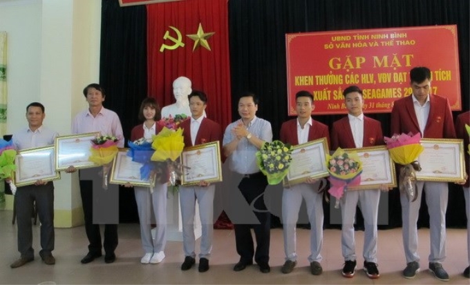 Lãnh đạo tỉnh Ninh Bình tặng Bằng khen cho các huấn luyện viên và vận động viên đạt thành tích xuất sắc tại SEA games 29. (Ảnh: TTXVN)