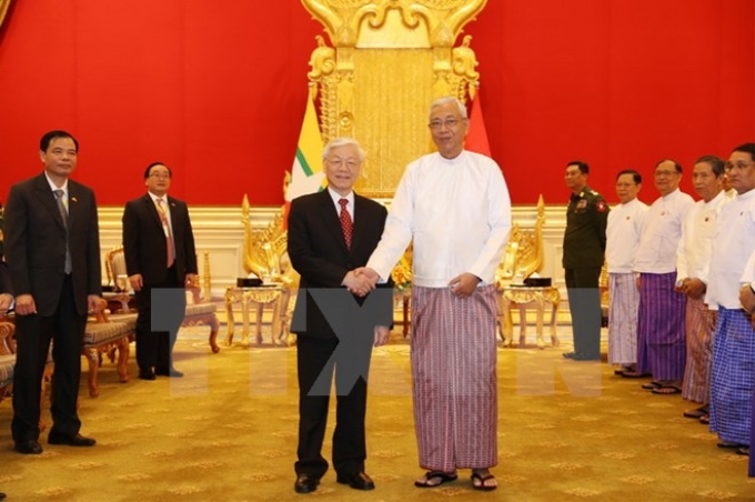 Tổng Bí thư Nguyễn Phú Trọng gặp thân mật Tổng thống Myanmar Htin Kyaw. (Ảnh: TTXVN)