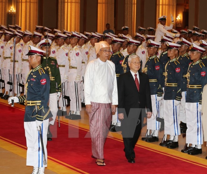 Tổng thống Myanmar Htin Kyaw và Tổng Bí thư Nguyễn Phú Trọng duyệt đội danh dự. (Ảnh: TXVN)