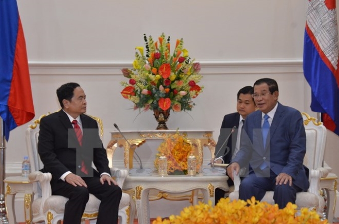 Thủ tướng Chính phủ Hoàng gia Campuchia Samdech Hun Sen tiếp Đoàn đại biểu Ủy ban Trung ương Mặt trận Tổ quốc Việt Nam do Chủ tịch Trần Thanh Mẫn, Ủy viên Trung ương Đảng dẫn đầu. (Ảnh: TTXVN)