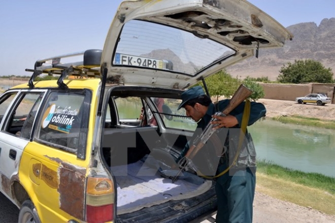 Cảnh sát Afghanistan kiểm tra các phương tiện giao thông trong chiến dịch truy quét khủng bố tại Kandahar. (Nguồn: THX/TTXVN)