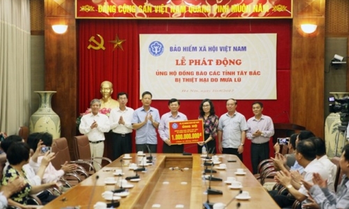 Bảo hiểm Xã hội Việt Nam ủng hộ đồng bào bị lũ lụt 1 tỷ đồng