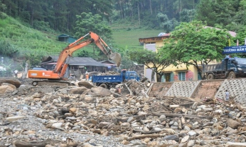 Mưa lớn làm sập đổ 3 ngôi nhà, 1 người chết, 4 người bị thương