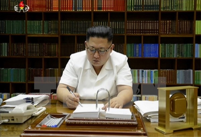 Nhà lãnh đạo Triều Tiên Kim Jong-un tại phòng làm việc ở Bình Nhưỡng ngày 28/7. (Nguồn: YONHAP/TTXVN)