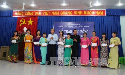 Phó Thủ tướng Thường trực Chính phủ Trương Hòa Bình thăm, tặng quà vùng căn cứ kháng chiến Trung ương Cục miền Nam