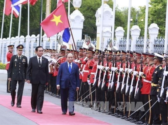 Thủ tướng Nguyễn Xuân Phúc và Thủ tướng Vương quốc Thái Lan Prayut Chan-ocha duyệt đội danh dự. Ảnh: TTXVN.