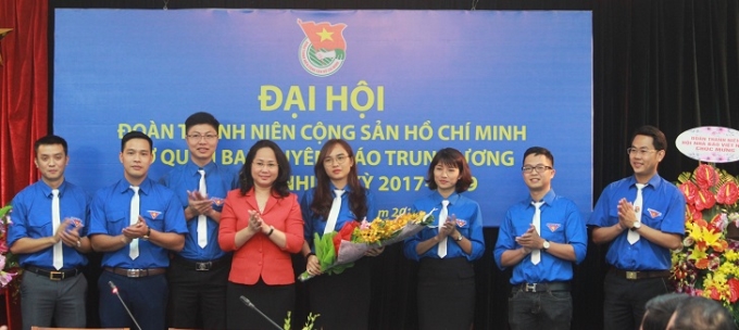 Đồng chí Lâm Phương Thanh chúc mừng Ban Chấp hành Đoàn Thanh niên cơ quan Ban Tuyên giáo Trung ương khóa IV