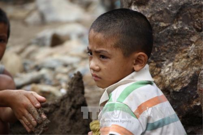 Trẻ em bản Huổi Liếng, xã Năm Păm buồn bã, thẫn thờ sau mưa lũ. Ảnh: Nguyễn Cường - TTXVN