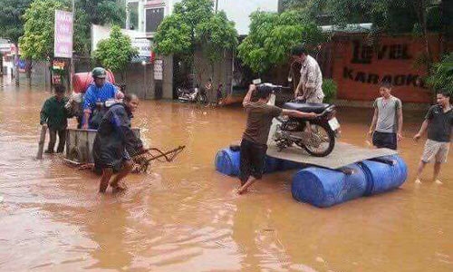 Thăm hỏi, tặng quà các gia đình bị thiệt hại do mưa lũ tại Mường La, Sơn La